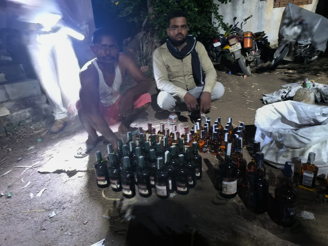 BANKA NEWS: 82 बोतल विदेशी शराब के साथ दो शराब कारोबारी गिरफ्तार, एक शराब तस्कर हुआ फरार