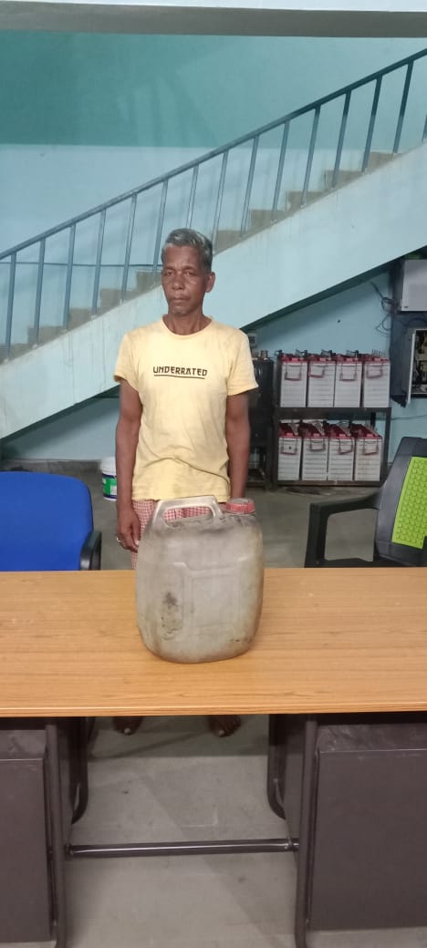 BANKA NEWS: दस लीटर महुआ शराब के साथ एक कारोबारी गिरफ्तार 
