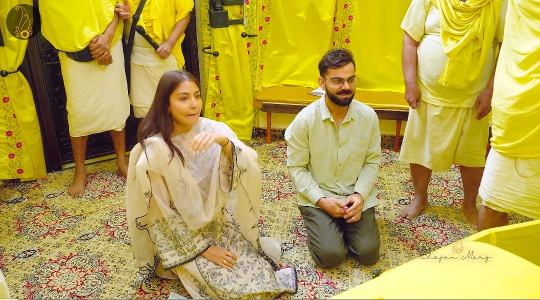 टेस्ट क्रिकेट से संन्यास लेने के बाद प्रेमानंद महाराज से आशीर्वाद लेने पहुंचे विराट कोहली,पत्नी अनुष्का भी साथ