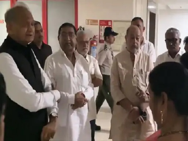 पूर्व मुख्यमंत्री गहलोत का मानवीय रूप, गिरिजा व्यास का हाल जानने पहुंचे अस्पताल