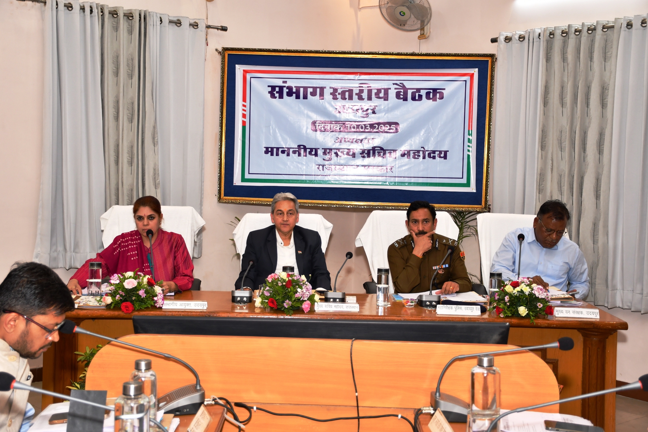 मुख्य सचिव ने उदयपुर में ली संभाग स्तरीय समीक्षा बैठक— पारदर्शी और जवाबदेही शासन-प्रशासन सरकार की प्राथमिकता : मुख्य सचिव, सुधांश पंत