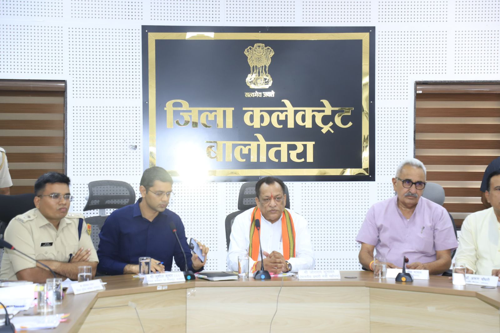 जिला प्रभारी मंत्री जोराराम कुमावत ने ली समीक्षा बैठक, कहा- आमजन की सुरक्षा राज्य सरकार की पहली प्राथमिकता, तैयारियां पुख्ता रखने के दिये निर्देश