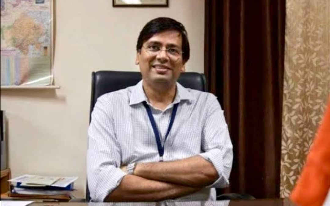 IAS डॉ. समित शर्मा : जिस विभाग में रहते है  कार्मिकों की कार्यकुशलता बढ़ाने पर देते है जोर, जाने जाते है अपनी ईमानदारी और पारदर्शिता के लिए, डॉ समित शर्मा माने जाते है जनता के पसंदीदा अफसर.. 