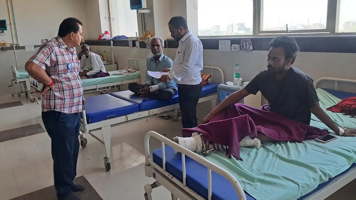बेटे को इलाज के लिए अस्पताल लेकर पहुंचे पिता, डॉक्टरों ने पिता का ही कर डाला ऑपरेशन, आम आदमी पार्टी के जिला अध्यक्ष कुंज बिहारी सिंघल के अस्पताल दौरे से हुआ मामले का खुलासा