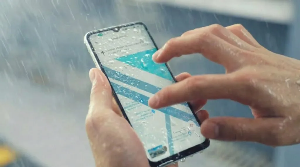 Foto: OPPO A6X masih bisa scroll ketika layar terkena air.