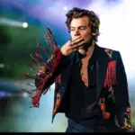 Harry Styles Akhirnya Kembali Sapa Penggemar, Rilis Video Piano Emosional dari Konser Terakhirnya
