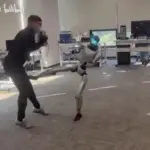 Insiden Kocak Robot Humanoid Unitree G1 Tendang Instruktur, Soroti Tantangan Keamanan Interaksi Manusia-Robot