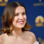 Cedera Bahu Paksa Millie Bobby Brown Absen dari Pesta Perpisahan Stranger Things, Tetap Nonton Bareng Virtual