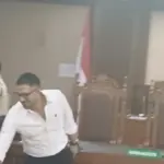 Ammar Zoni Tebar Senyum dan Peluk Kekasih Sebelum Jalani Sidang Pemeriksaan Terdakwa di PN Jakarta Pusat